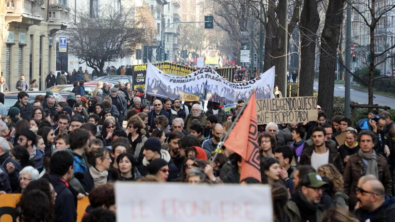 Die Demonstrierenden in Mailand protestieren gegen rassistische Gesetze.