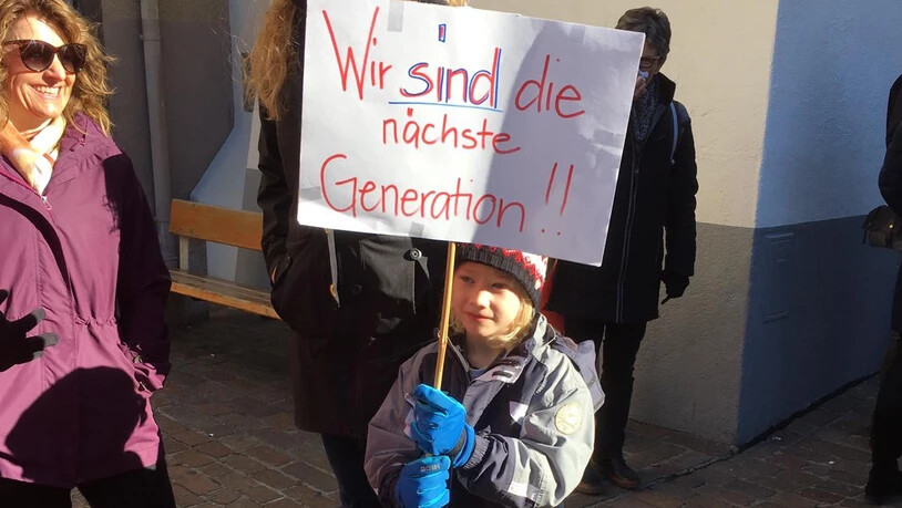 Viele Kinder, aber auch Erwachsene demonstrieren am Samstag in Chur.