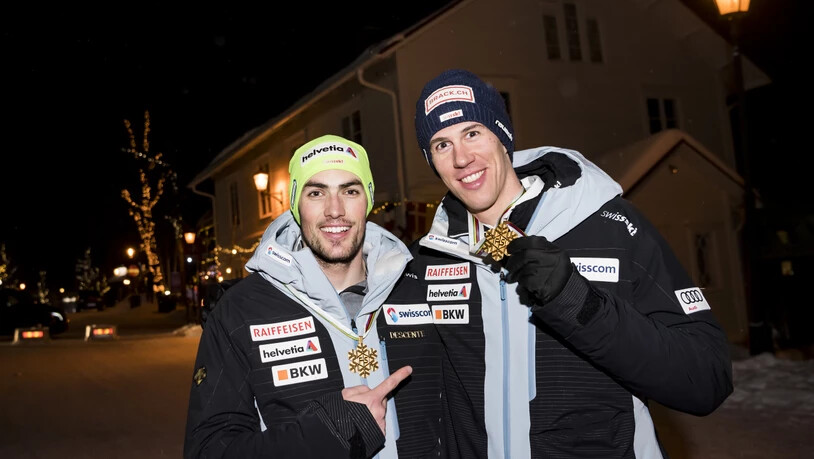 Daniel Yule (links) und Ramon Zenhäusern präsentieren ihre im Team-Wettbewerb gewonnene Goldmedaille