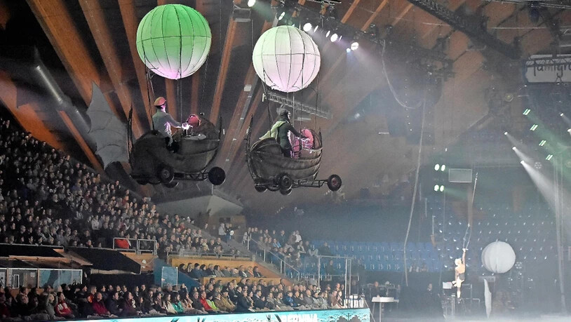 Stefanie Heinzmann heizt Stéphane Lambiel (links) ein, Luftschiffe schweben, und James Blunt singt für Alexandra Stepanova und Ivan Bukin.