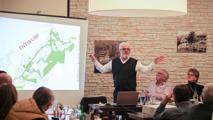 Golfertraum: IG-Präsident Andreas Wenzel erläutert den Anwesenden die Pläne für den Golfplatz in Amden.