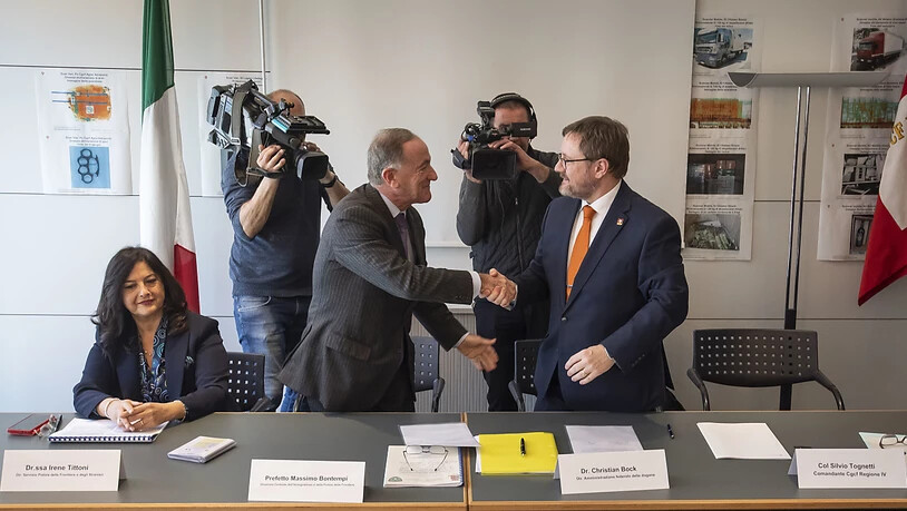 Die Schweiz und Italien unterzeichnen ein Abkommen für gemeinsame Grenzpatrouillen gegen illegale Migration: Massimo Bontempi von der italienischen Einwanderungsbehörde (links) und Christian Bock, Direktor der Eidgenössischen Zollverwaltung (rechts).