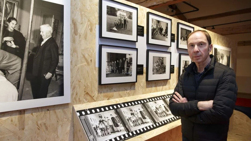Der Kurator Luc Debraine posiert im Chaplin-Museum in Corsier-sur-Vevey in der Ausstellung "Chaplin Personal 1952-1973" mit Fotografien seines Vaters Yves Debraine. Die Schau dauert vom 20. Februar bis zum 5. April 2019.