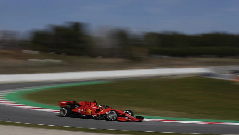 Am schnellsten unterwegs ist allerdings ein anderer: Sebastian Vettel fährt im Ferrari der Konkurrenz davon