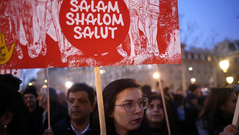 "Salam, Shalom, Salut": Teilnehmerinnen und Teilnehmer einer grossen Kundgebung gegen Antisemitismus in Paris.