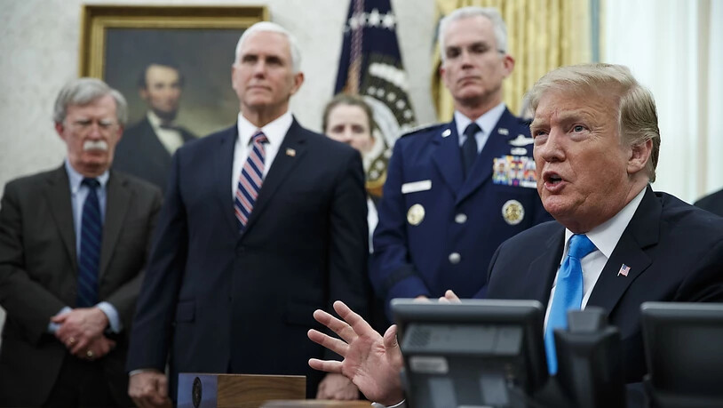 US-Präsident Donald Trump (rechts) hat am Dienstag ein Dekret zur Gründung der Space Force unterzeichnet.