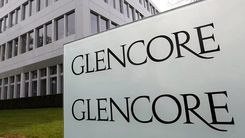 Hohe Abschreibungen belasteten im vergangenen Jahr den Gewinn des weltweit tätigen Bergbaukonzerns Glencore. Den Aktionären will die Gruppe mit Sitz in Baar dennoch eine zum Vorjahr unveränderte Dividende bezahlen.(Archivbild)