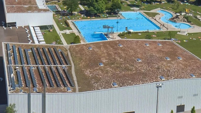 Auf dem Dach der Eissporthalle Bergholz in Wil entsteht eine 2500 Quadratmeter grosse Bürger-Solaranlage, an der sich alle beteiligen können. Vier Fünftel der Fläche ist bereits verkauft.