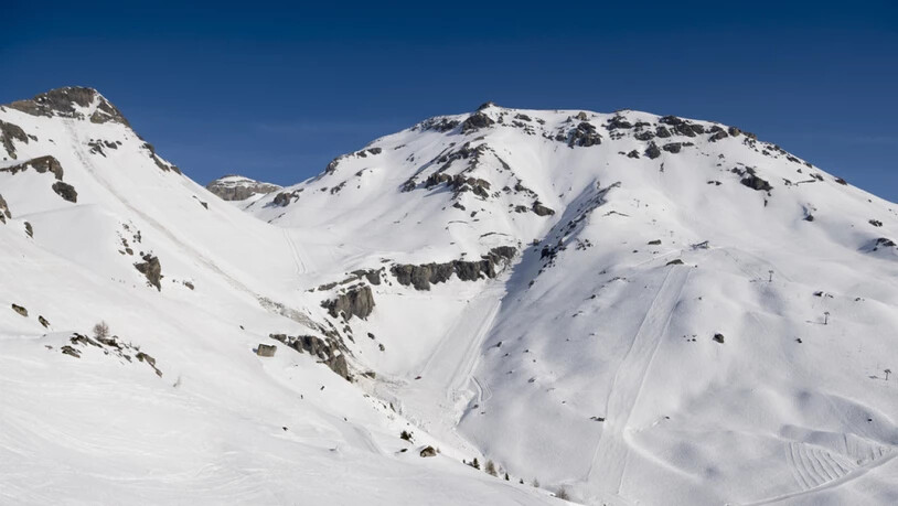 Die Lawine löste am Berghang (links). Die Schneemassen verschütten die Piste (Bildmitte) auf einer Länge von rund 400 Metern.