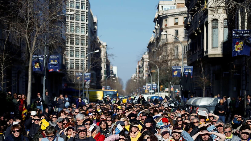 Menschen verfolgen in Barcelona auf Grossleinwand den Prozess gegen die zwölf angeklagten Separatisten. EPA/ENRIC FONTCUBERTA