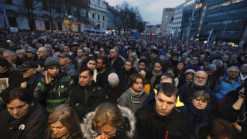 Zum Jahrestag der Ermordung des Enthüllungsjournalisten Jan Kuciak und seiner Verlobten Martina Kusnirova haben am Donnerstag Tausende Slowaken für eine "anständige Slowakei" demonstriert.  (AP Photo/Petr David Josek)