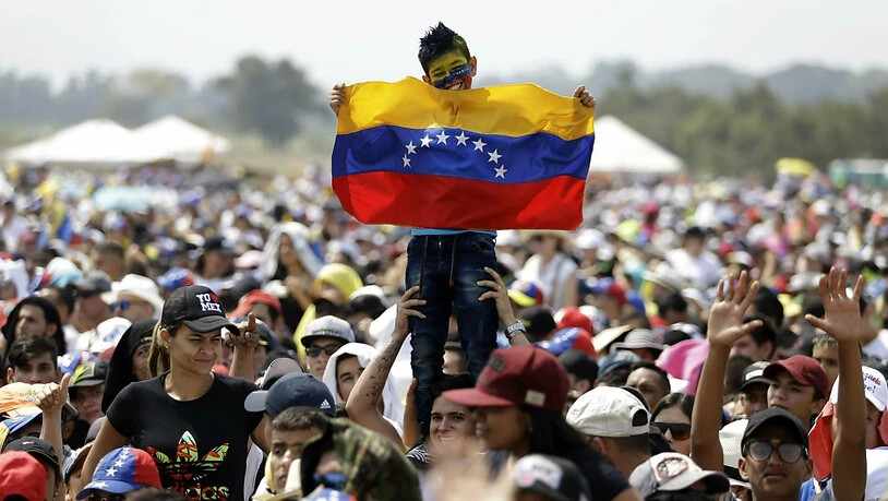 Tausende kamen zu einem Benefizkonzert an die kolumbianische Grenze zu Venezuela.