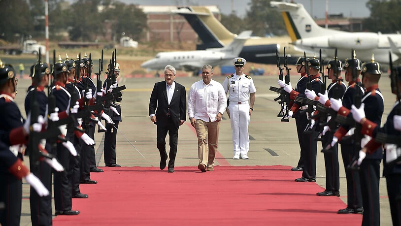 Auch der kolumbianische Präsident Iván Duque (Mitte rechts) und der Präsident Chiles Sebastián Piñera (Mitte links) nahmen am Freitag an einem Benefizkonzert an der kolumbianischen Grenze zu Venezuela teil.