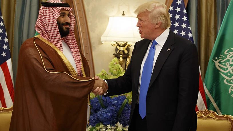 Der jüngere Bruder des mächtigen saudischen Kronprinzen Mohammed bin Salman (links) ist als saudischer Botschafter in den USA abgezogen worden. (Archivbild)