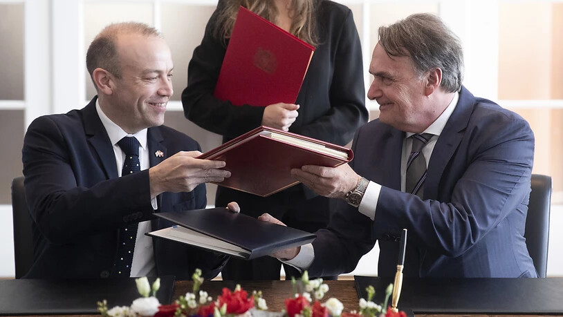 Staatssekretär Mario Gattiker (rechts) und sein britischer Amtskollege Christopher Heaton-Harris unterzeichnen in Bern ein Abkommen, das nach dem Brexit die Aufenthaltsrechte von Schweizer Bürgern in Grossbritannien und britischen Bürgern in der Schweiz…