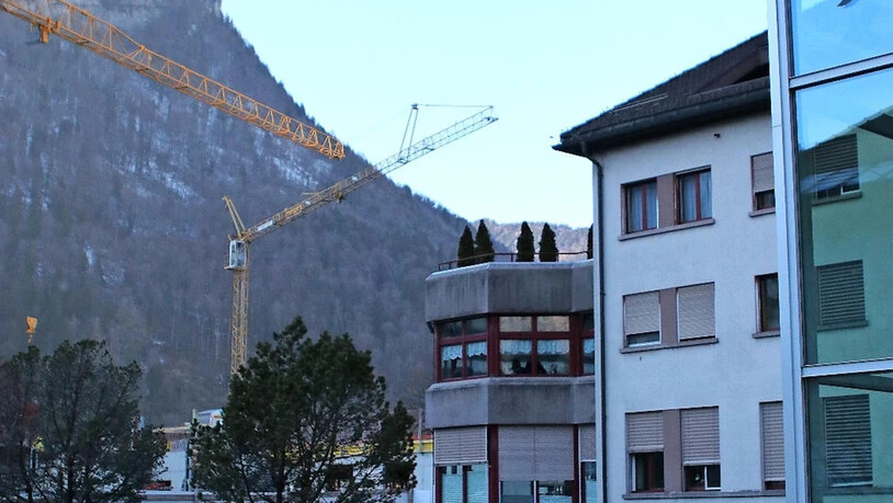 Baustelle bei Arbeitsvergabe: Vorerst stehen in Näfels Baukräne für den «Letz»-Neubau. 