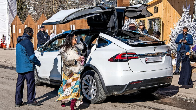 Gestern Mittag kommen am «Winter Wonderland» in St. Moritz die indischen Prominenten im Tesla an, bevor die einheimischen Kinder den Chalandamarz-Umzug starten; am Abend dürfen dann die Einheimischen das Gelände stürmen.