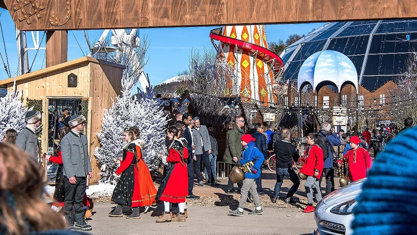 Bevor die einheimischen Kinder den Chalandamarz-Umzug starten.