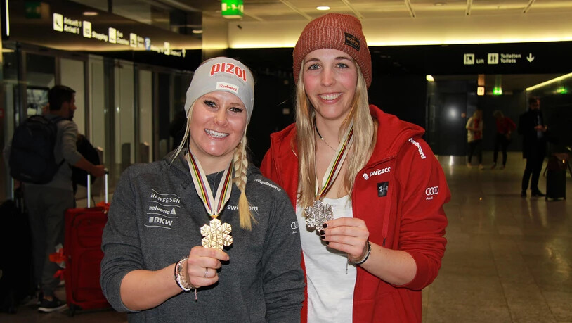 WM-Gold und -Bronze: Julie Zogg (links) und Ladina Jenny präsentieren am Flughafen stolz ihre Medaillen.