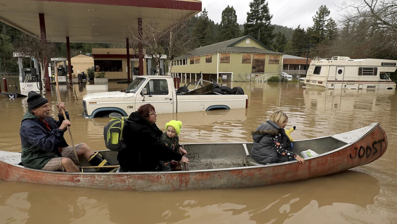 Einwohner im überschwemmten Städtchen Guerneville in Kalifornien.