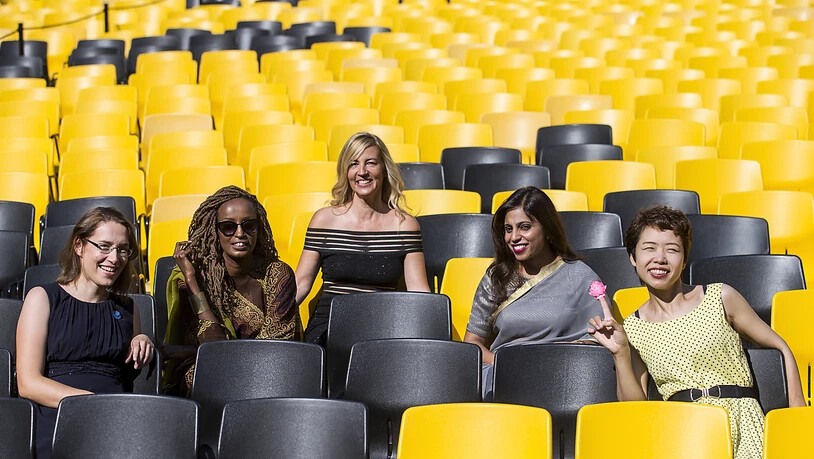 Regisseurin Barbara Miller (Mitte) mit vier ihrer Protagonistinnen am Filmfestival in Locarno 2018. (KEYSTONE/ALEXANDRA WEY)
