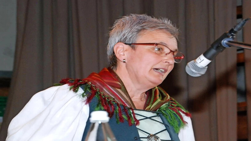 Immer aufgestellt: Gabi Krieg führt locker durch die Jubiläumsversammlung.