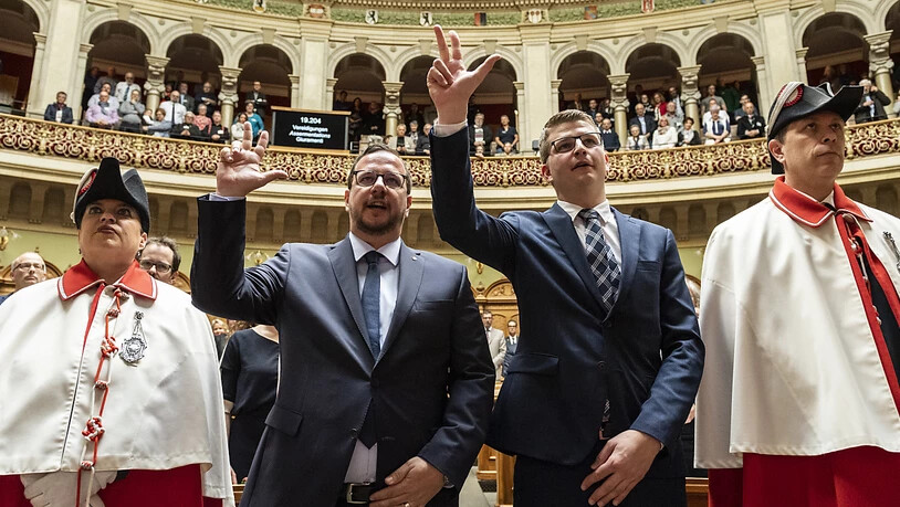Die nachgerutschten Nationalräte Mike Egger und Matthias Bregy werden im Nationalrat in Bern vereidigt.