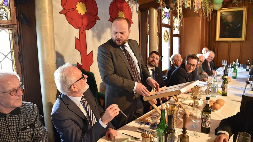 Zum "Eis-Zwei-Geissebei" gehört das traditionelle Herrenessen im Rathaus. Erst danach fliegen die Leckereien aus den Fenstern. 