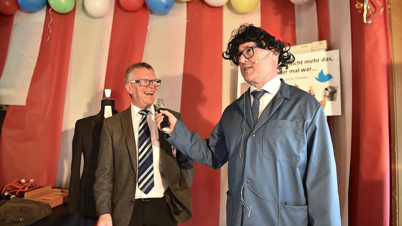 Zum "Eis-Zwei-Geissebei" gehört das traditionelle Herrenessen im Rathaus. Erst danach fliegen die Leckereien aus den Fenstern. 