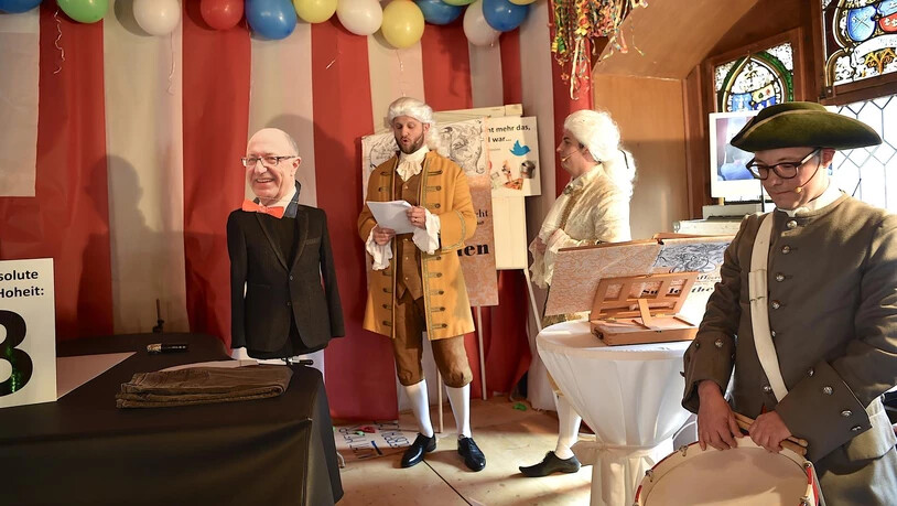 Zum "Eis-Zwei-Geissebei" gehört das traditionelle Herrenessen im Rathaus. Erst danach fliegen die Leckereien aus den Fenstern. 