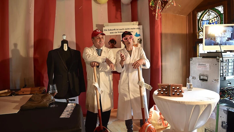 Zum "Eis-Zwei-Geissebei" gehört das traditionelle Herrenessen im Rathaus. Erst danach fliegen die Leckereien aus den Fenstern. 