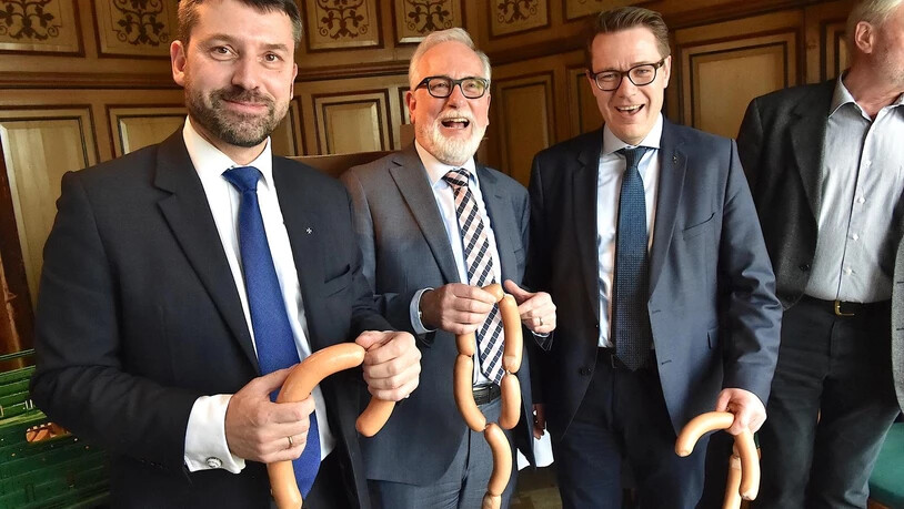 Zum "Eis-Zwei-Geissebei" gehört das traditionelle Herrenessen im Rathaus. Erst danach fliegen die Leckereien aus den Fenstern. 