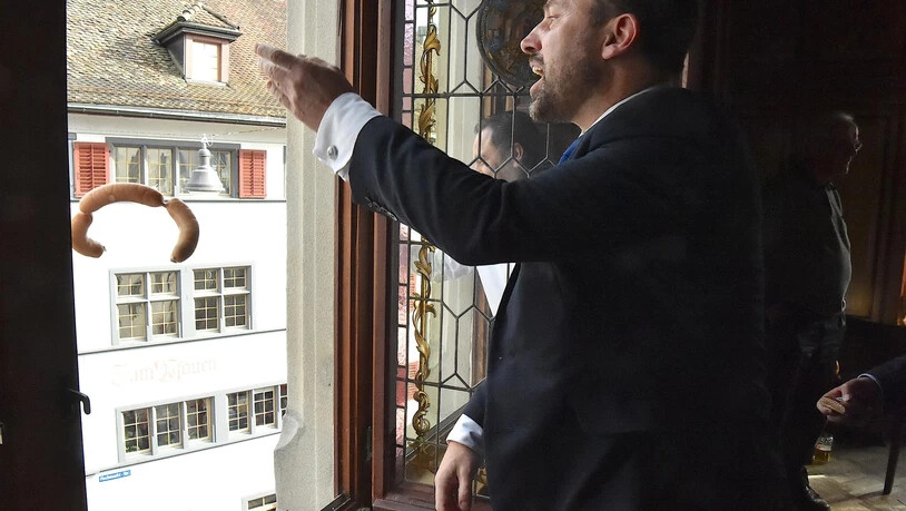 Zum "Eis-Zwei-Geissebei" gehört das traditionelle Herrenessen im Rathaus. Erst danach fliegen die Leckereien aus den Fenstern. 