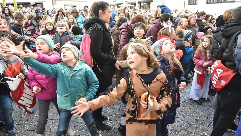 Zum "Eis-Zwei-Geissebei" gehört das traditionelle Herrenessen im Rathaus. Erst danach fliegen die Leckereien aus den Fenstern. 