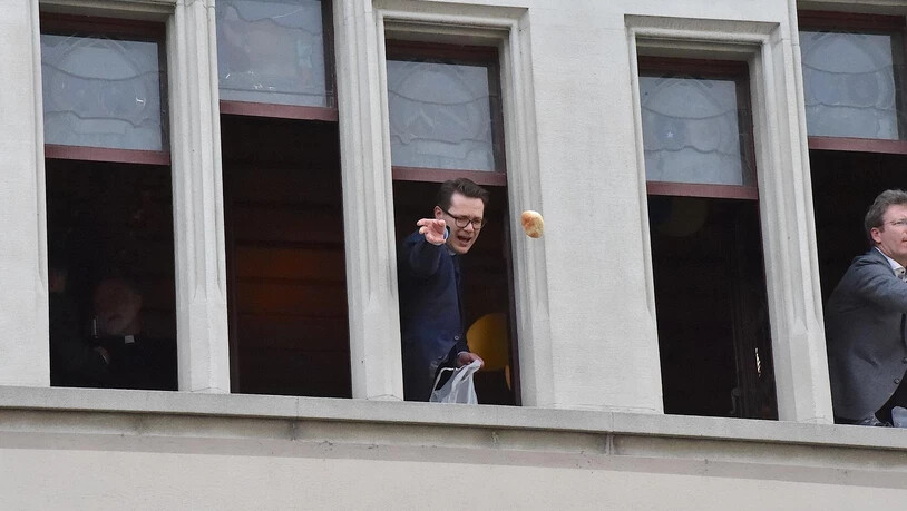 Zum "Eis-Zwei-Geissebei" gehört das traditionelle Herrenessen im Rathaus. Erst danach fliegen die Leckereien aus den Fenstern. 