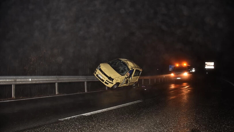 Diese Leitplanke stoppte den langen Sturz des Autos.