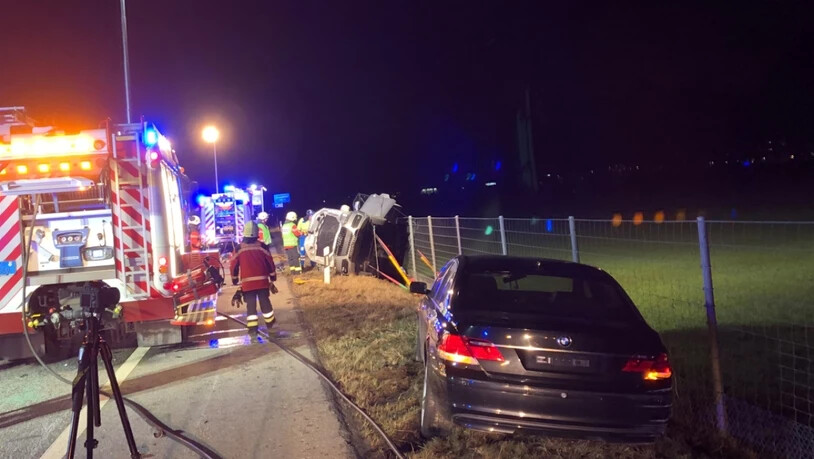 Spektakulärer Unfall bei Maienfeld: drei Personen wurden verletzt, drei Fahrzeuge total beschädigt.