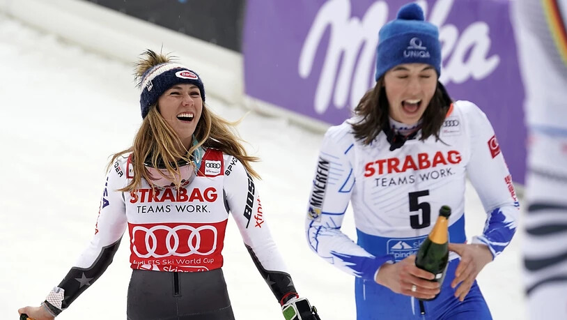 Siegerin Petra Vlhova und Mikaela Shiffrin in Champagner-Laune