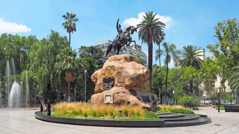 In Mendoza gibts eine Avenida San Martin, eine Plaza San Martin und eine Statue von  José San Martin. Der geborene Spanier kämpfte mit Leib und Seele (und Pferd) für die Unabhängigkeit der südamerikanischen  Kolonien.