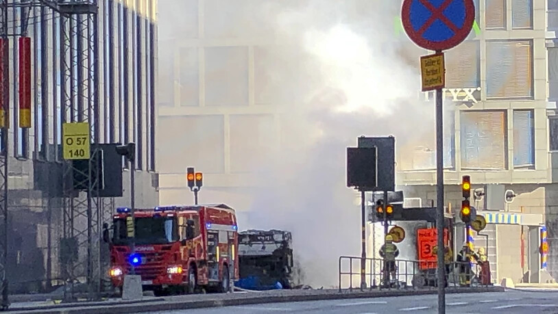Bei der Detonation eines Busses in Stockholm wurde der Fahrer verletzt. Das Fahrzeug brannte lichterloh. Die Polizei spricht von einem Verkehrsunfall.