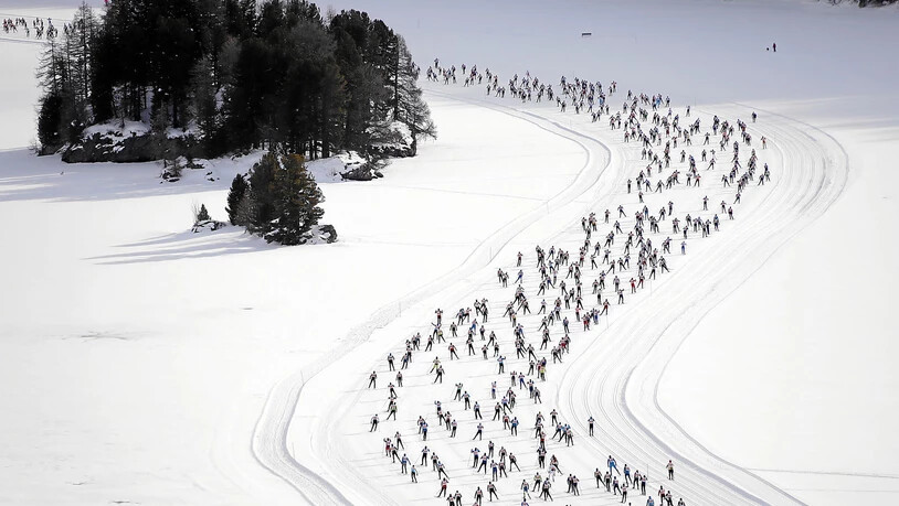 Die Marathon-Schlange auf dem gefrorenen Silsersee .