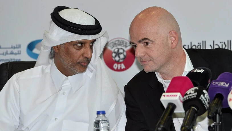 FIFA-Präsident Gianni Infantino (rechts) im Dialog mit Scheich Hamad bin Khalifa Al Thani, dem Chef des katarischen Fussballverbandes