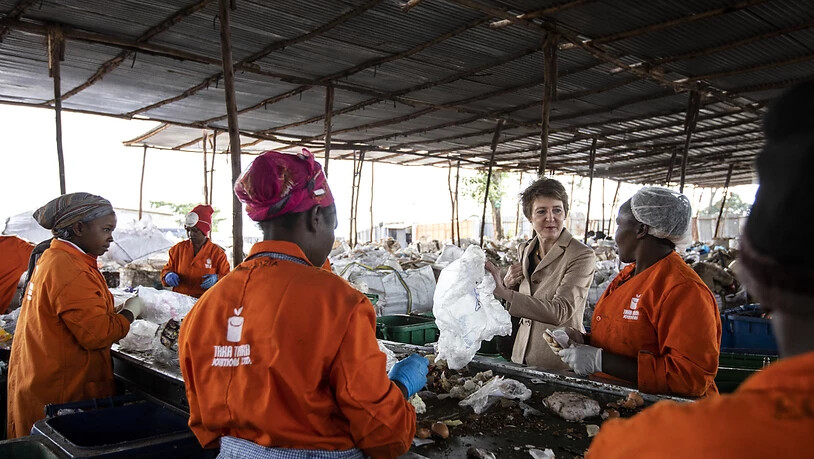Bundesrätin Simonetta Sommaruga besuchte anlässlich ihrer ersten Auslandreise als Umweltministerin auch ein Recycling-Unternehmen in Nairobi. Dieses steht unter Schweizer Leitung und beschäftigt hauptsächlich Frauen.