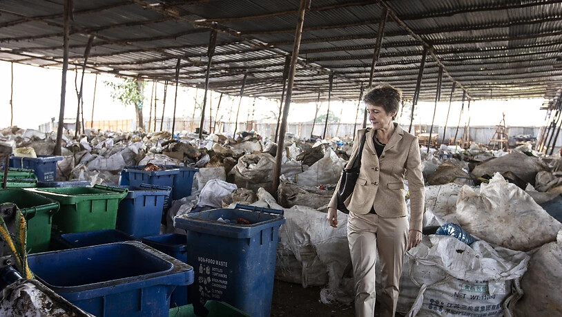 Bundesrätin Simonetta Sommaruga besuchte anlässlich ihrer ersten Auslandreise als Umweltministerin auch ein Recycling-Unternehmen in Nairobi. In Kenia gibt es keine öffentliche Abfallentsorgung.