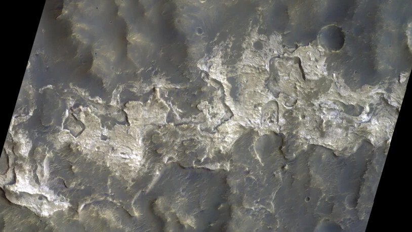 Der terrassenartige Abhang des Columbus-Kraters auf der Südhalbkugel des Mars zeigte helle Gesteinsschichten. Diese enthalten hydratisierte Mineralien, wie zum Beispiel Sulfatsalze. Sie scheinen die Kraterwand wie ein riesiger "Badewannenring" zu säumen.