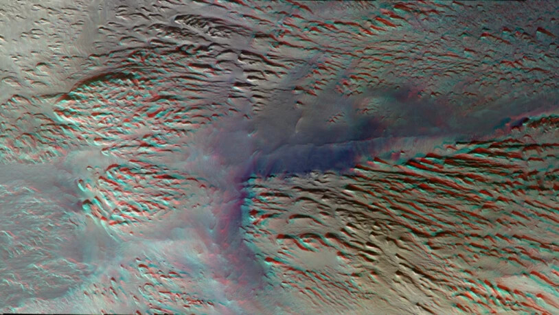 Ein Ausschnitt des "Grand Canyon" des Mars: Tithonium Chasma auf der westlichen Seite der Marsregion Vallis Marineris. Das blauere Material ist Staub. In verschiedenen Höhenlagen sind Felsvorsprünge zu sehen. Das Bild kann mit einer rot-blauen…