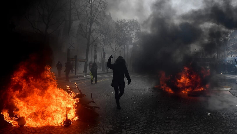 Bei "Gelbwesten"-Protesten in Paris ist es erneut zu gewalttätigen Auseinandersetzungen gekommen.