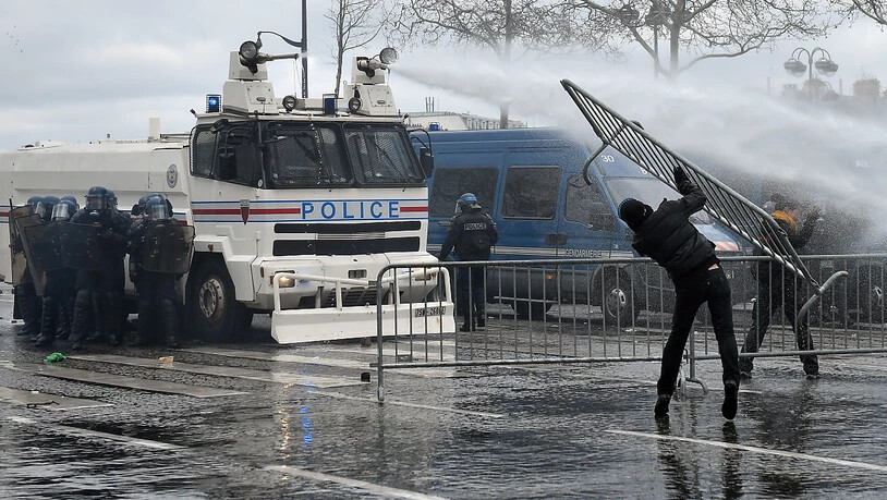 Die Polizei setzte Wasserwerfer und Tränengas gegen die "Gelbwesten"-Demonstranten in Paris ein.