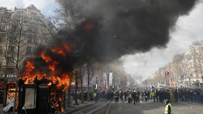 Neben mehreren Zeitungskiosken setzten die "Gelbwesten"-Demonstranten in Paris auch eine Bankfiliale im Parterre eines Wohngebäudes in Brand - elf Menschen wurden verletzt.