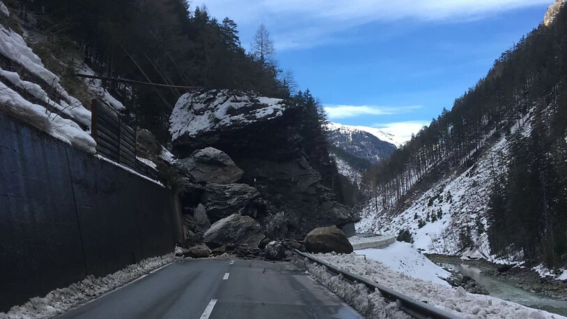 Die Engadinerstrasse ist im Unterengadin zwischen Martina und Vinadi seit einem Felssturz gesperrt, voraussichtlich für mehrere Tage.